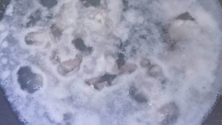 白萝卜炖猪肉,猪肉焯水,再清洗干净
