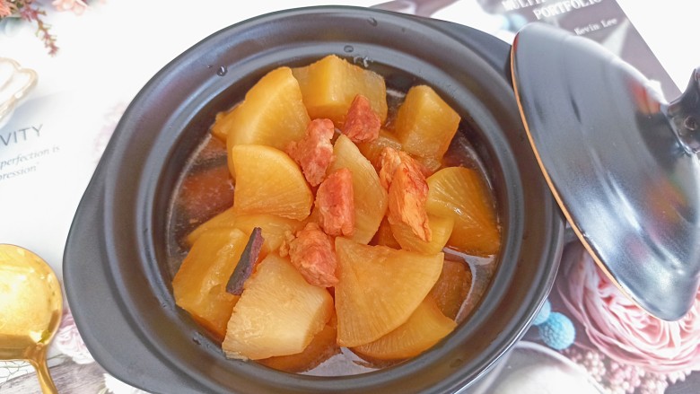 白萝卜炖猪肉,很美味哦,汤汁拌饭,下面条都可以