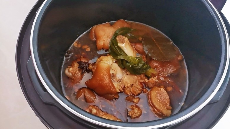 酱香烤猪蹄,叮~时间到了,猪蹄已经煮好了,这时要忍住嘴巴,要不然就吃不成烤猪蹄了