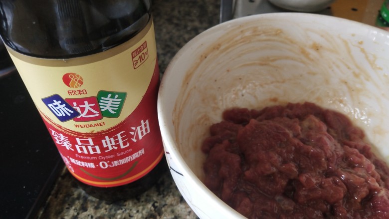 滑蛋牛肉,牛肉里加入白<a style='color:red;display:inline-block;' href='/shicai/ 10588'>糖</a>，<a style='color:red;display:inline-block;' href='/shicai/ 720'>胡椒粉</a>，<a style='color:red;display:inline-block;' href='/shicai/ 721'>蚝油</a>拌匀，再加淀粉搅拌后加油上浆，腌制20分左右