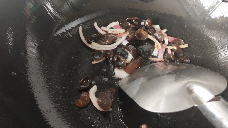 滑蛋牛肉,加入木耳,加点盐炒一下