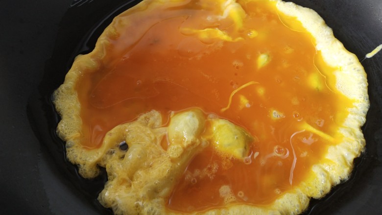 滑蛋牛肉,倒入<a style='color:red;display:inline-block;' href='/shicai/ 9'>鸡蛋</a>液,大概10几秒,
