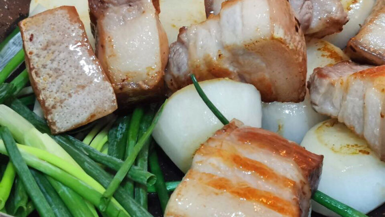 白萝卜炖猪肉,加入五花肉,一起翻炒