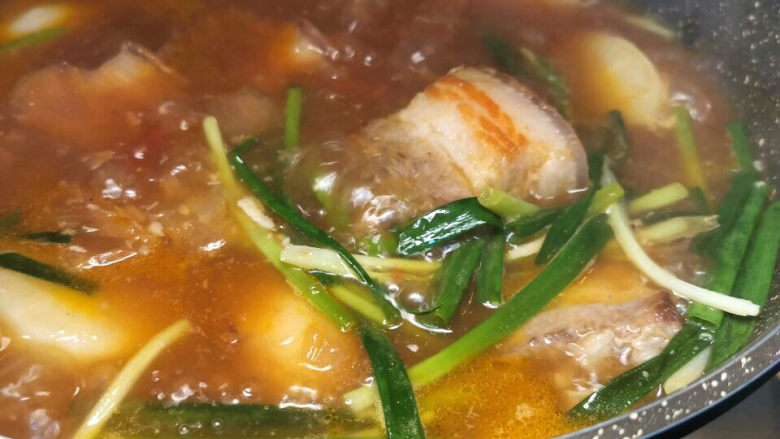 白萝卜炖猪肉,大火烧开,小火慢炖20分钟,加入胡萝卜片,焖15分钟即可。