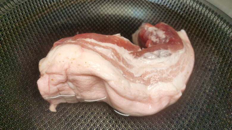 白萝卜炖猪肉,水锅下五花肉,加少许料酒