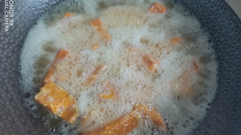 拔丝南瓜,另起锅烧油,油温六成热下入南瓜小火炸