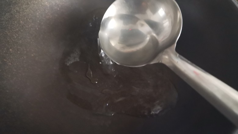 拔丝南瓜,另起锅加入,一大勺清水,100克