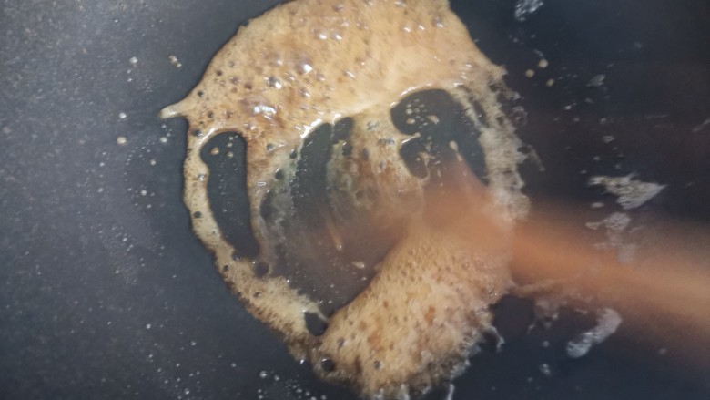 拔丝南瓜,不停的搅拌,熬制成焦糖色