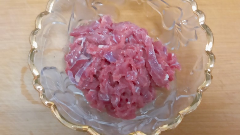 滑蛋牛肉,<a style='color:red;display:inline-block;' href='/shicai/ 216'>牛肉</a>清洗干净,切成丝
