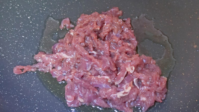 滑蛋牛肉,锅内加入适量食用油,油热加入牛肉丝,先不要翻炒,过一会儿稍微定型再翻动,炒熟盛出