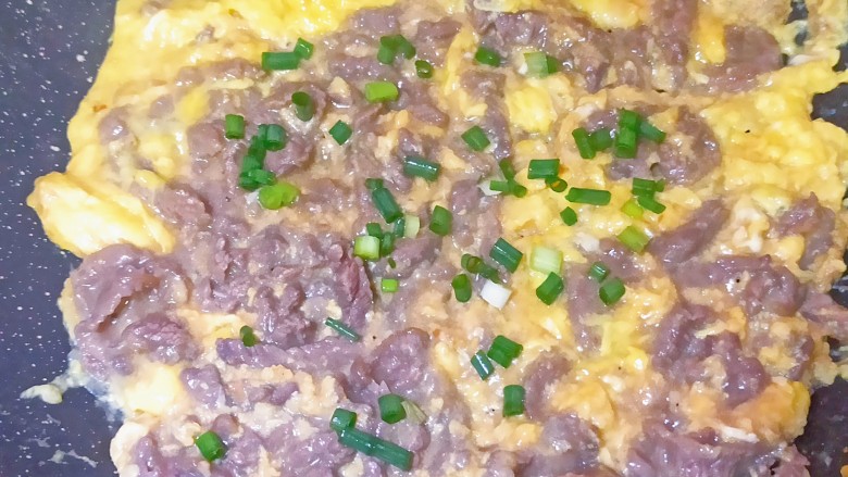 滑蛋牛肉,直至完全凝固,撒上葱花