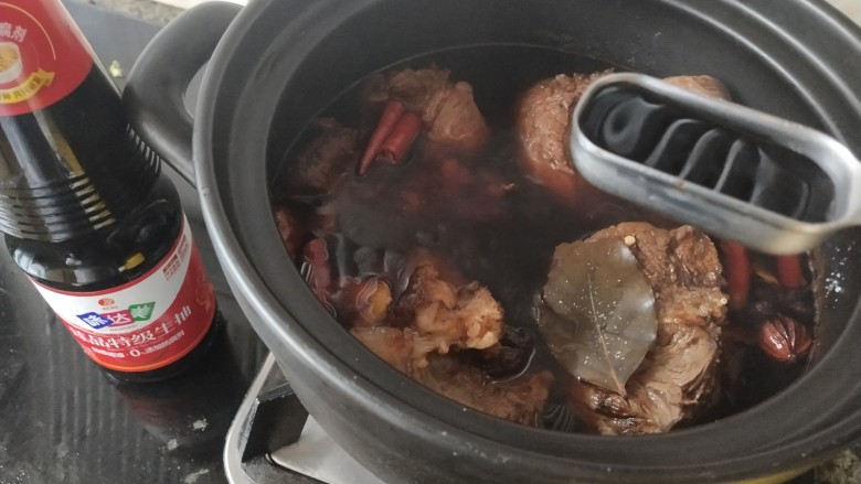 卤牛肉,烧了30分钟后,加入两勺生抽,14克盐,再烧15分钟左右