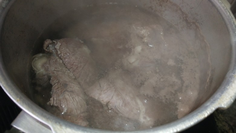卤牛肉,烧了一会,牛肉成了这样子