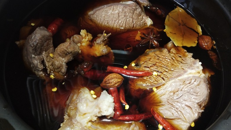 卤牛肉,倒入冷水,与牛肉齐平