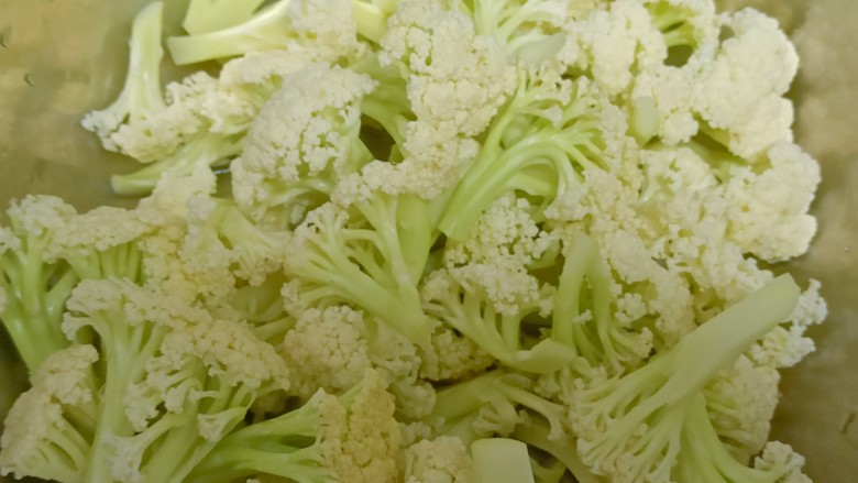 青椒炒花菜,花菜清洗干净,切成小朵