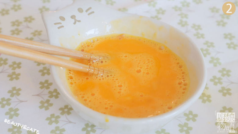 可爱到开花的「花朵厚蛋烧」，有蛋和火腿就能做哟~,2颗<a style='color:red;display:inline-block;' href='/shicai/ 9'>鸡蛋</a>蛋清蛋黄分离，蛋黄中加入<a style='color:red;display:inline-block;' href='/shicai/ 438'>火腿</a>碎、适量清水、1g盐搅匀。