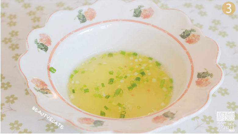 可爱到开花的「花朵厚蛋烧」,有蛋和火腿就能做哟~,蛋清中加入葱花、1g盐搅匀。