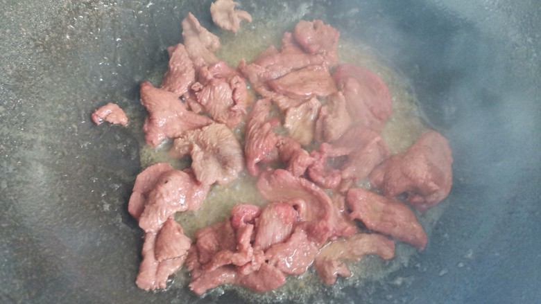 滑蛋牛肉,起锅烧油,倒入牛肉翻炒至变色