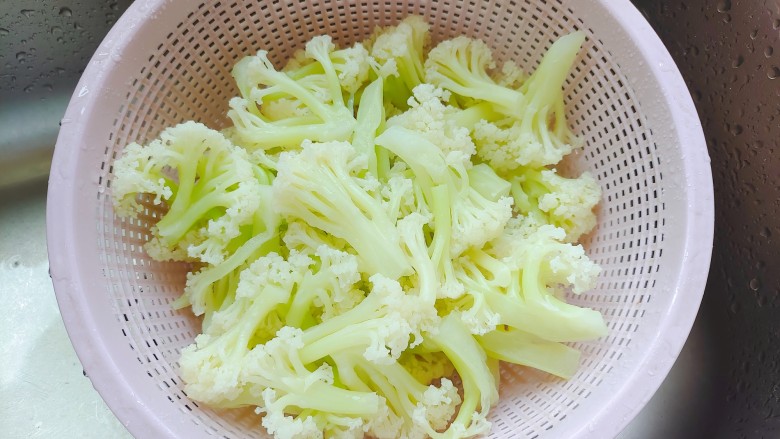青椒炒花菜,煮好后捞出,控干水分