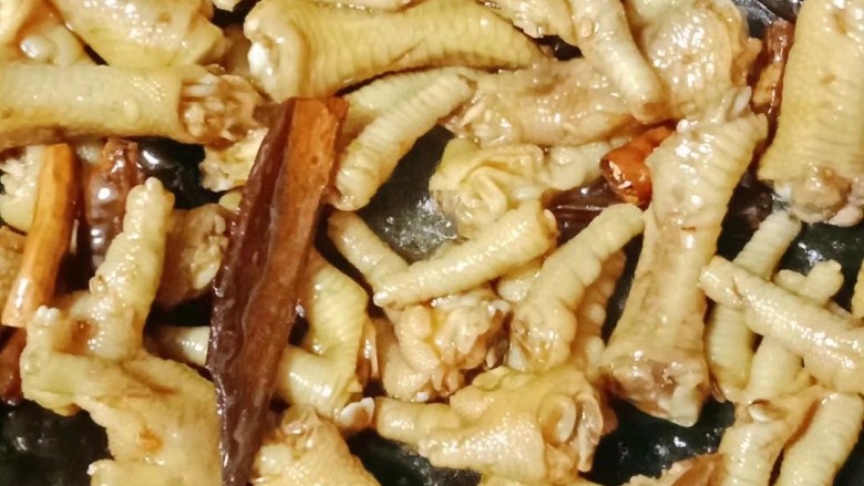 红烧鸡爪,加入少许盐,翻拌均匀
