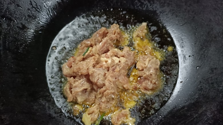 窝笋肉片,起窝烧油,放入浆好的瘦肉,油跑好后捞出滤干备用