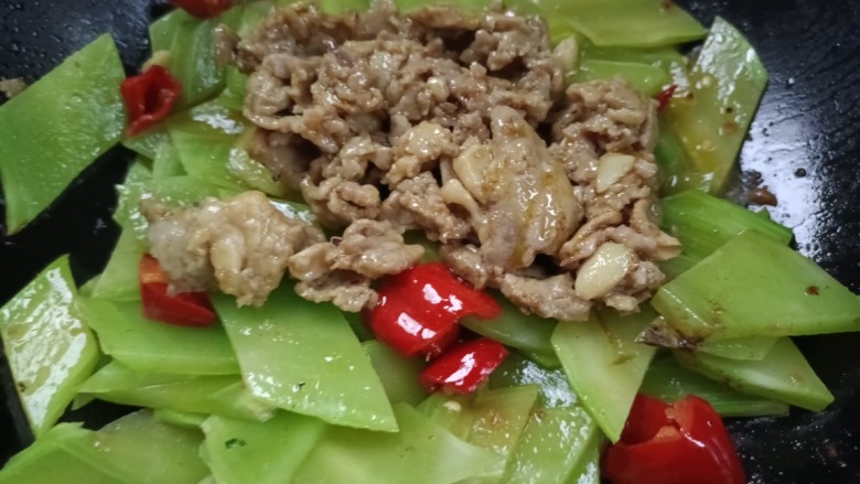 窝笋肉片,倒入瘦肉,翻炒均匀!至熟
