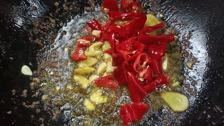 窝笋肉片,放入辣椒,炒出香味