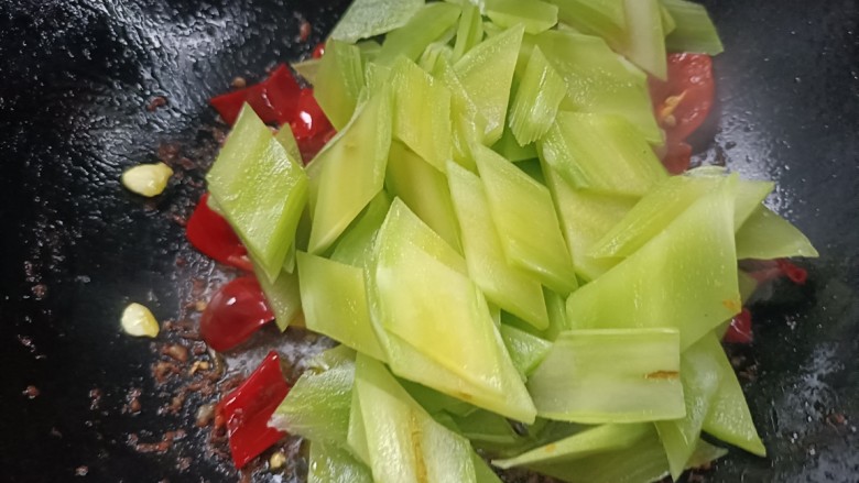 窝笋肉片,倒入切好的<a style='color:red;display:inline-block;' href='/shicai/ 7908'>窝笋</a>片,翻炒