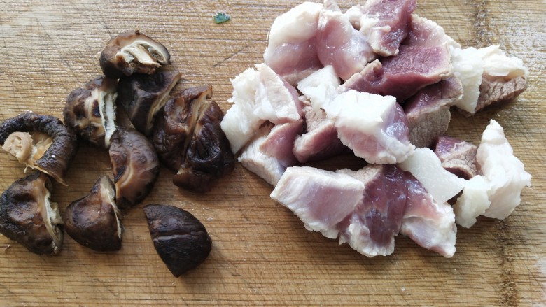 白萝卜炖猪肉,肉焯好后,切成块状,大小随意,泡发好的<a style='color:red;display:inline-block;' href='/shicai/ 230'>香菇</a>洗净,切对半