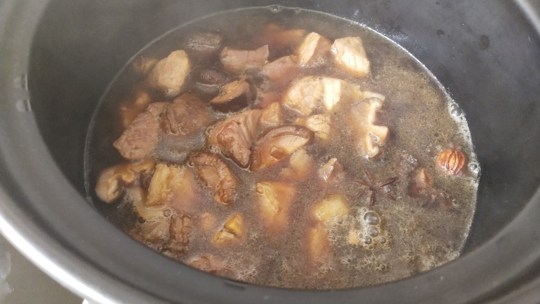 白萝卜炖猪肉,倒入砂锅,小火炖30分钟