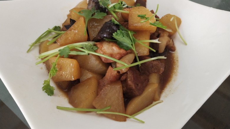 白萝卜炖猪肉,撒上<a style='color:red;display:inline-block;' href='/shicai/ 131'>香菜</a>
