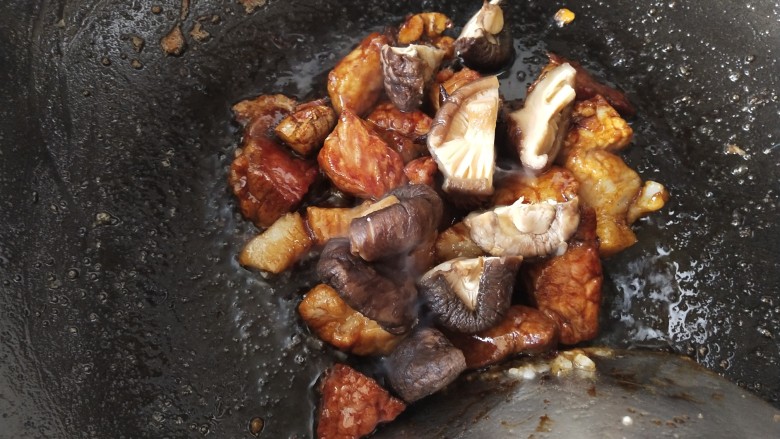 白萝卜炖猪肉,加入香菇再次翻炒,一次性加足水,没过食材还要高一点,烧开