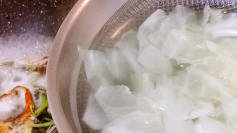 鲈鱼炖豆腐,倒入蔬菜高汤