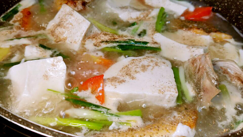 鲈鱼炖豆腐,加入<a style='color:red;display:inline-block;' href='/shicai/ 720'>胡椒粉</a>,盐,开始炖煮模式,大约需要10分钟左右