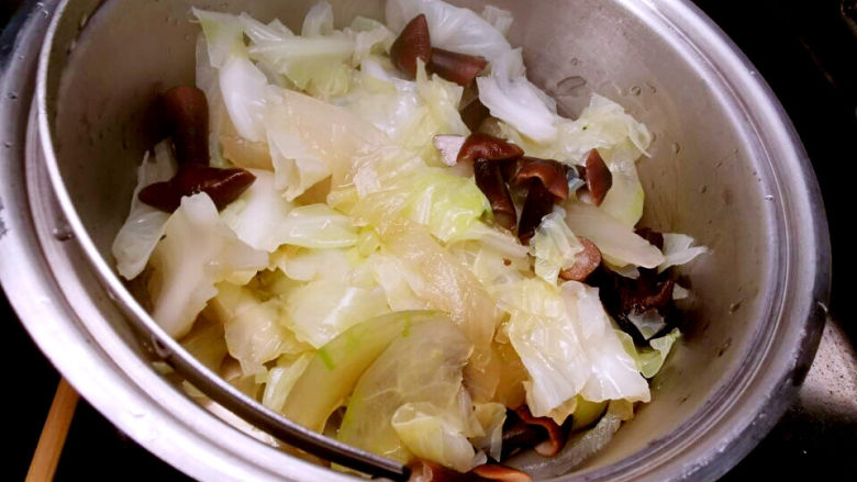 鲈鱼炖豆腐,蔬菜倒入成品锅底,再将鲈鱼炖豆腐加进来就可以了。