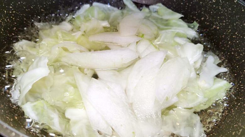 鲈鱼炖豆腐,加入冬瓜片,继续煮成蔬菜高汤