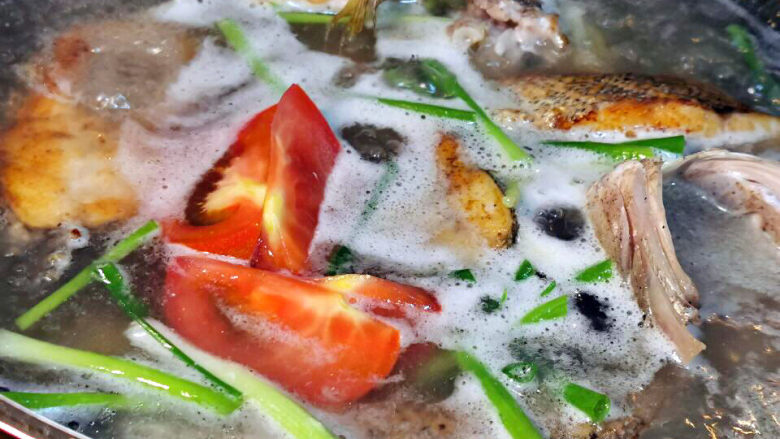 鲈鱼炖豆腐,加入西红柿增加酸味,也能去腥