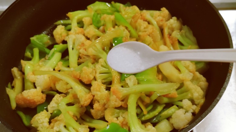 青椒炒花菜,按自己口味盐调味,翻炒均匀。