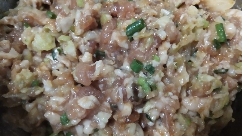 姜黄酱肉菜包子,加入肉馅中,拌匀,放入冰箱冷藏