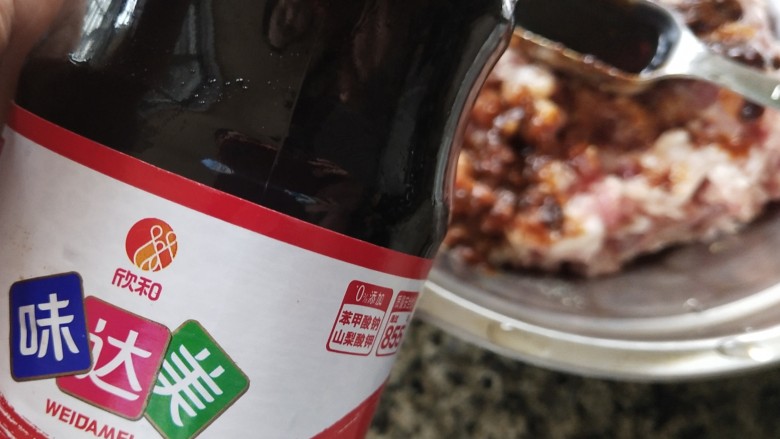 姜黄酱肉菜包子,放入一勺生抽,朝一个方向搅拌,拌至肉上浆