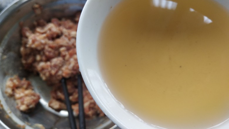 姜黄酱肉菜包子,分次倒入花椒水,每次拌匀后再倒下一次,拌匀后放冰箱冷藏2小时左右