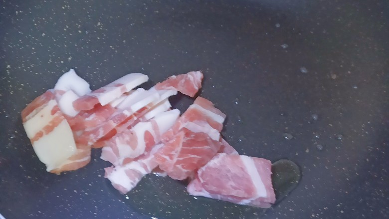 茭白烧肉,锅内加入适量食用油,加入猪肉翻炒