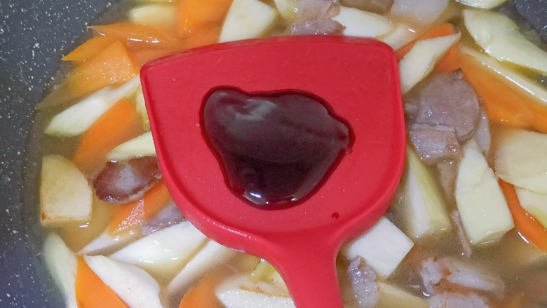 茭白烧肉,加入一勺<a style='color:red;display:inline-block;' href='/shicai/ 721'>蚝油</a>,翻炒均匀后盖上锅盖焖烧5-8分钟