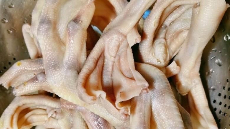 脆拌无骨鸭掌,焯好水的鸭掌捞出,再次放入锅内,加入八角桂皮香叶干<a style='color:red;display:inline-block;' href='/shicai/ 62'>辣椒</a>、花椒、孜然、盐煮15分钟