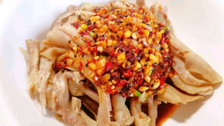 脆拌无骨鸭掌,倒入调好的料汁,再加上2勺糖(不喜欢的可以不放),搅拌均匀。
