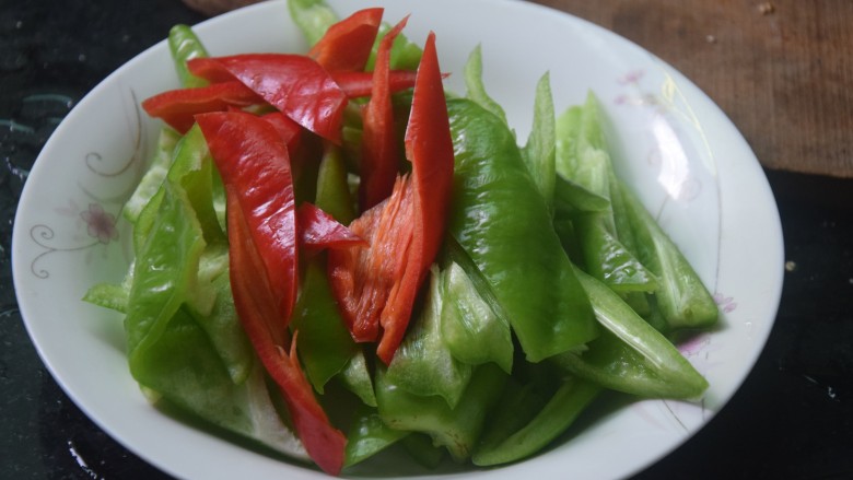 青椒炒花菜,青红椒去蒂去籽切块