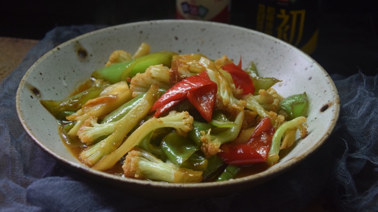 青椒炒花菜,装盘食用