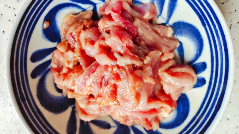 茭白烧肉,抓均匀,腌制备用