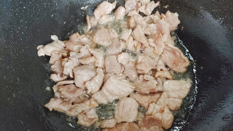 茭白烧肉,起油锅,油热后下猪肉,翻炒至变色