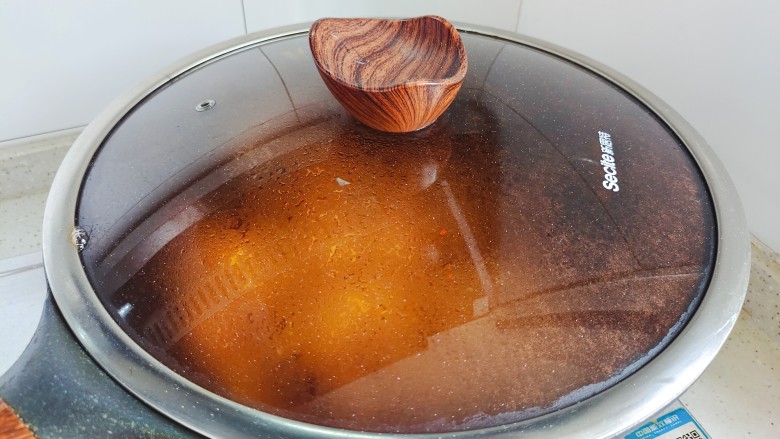 茭白烧肉,盖上锅盖,转小火焖煮两分钟